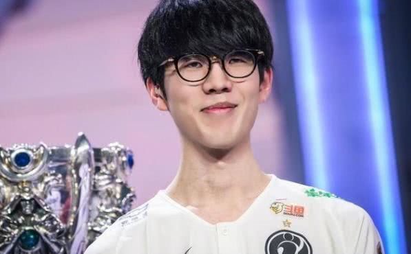 LNG公布新赛季大名单：Doinb担任中单，Lvmao加盟