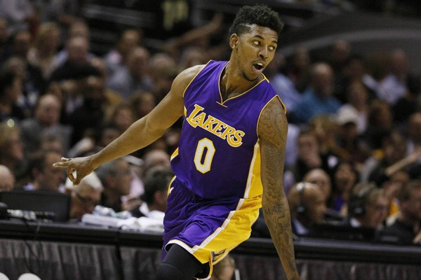 NBA：湖人VS勇士 詹姆斯全场砍下42分